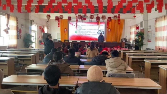 一人一村一課堂：返鄉(xiāng)大學生在新疆村莊播下“石榴籽”