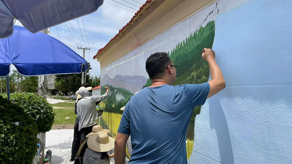 湛江科技學(xué)院“丹青筑夢(mèng)”實(shí)踐團(tuán)走進(jìn)麻斜街道 墻繪賦能鄉(xiāng)村文化振興