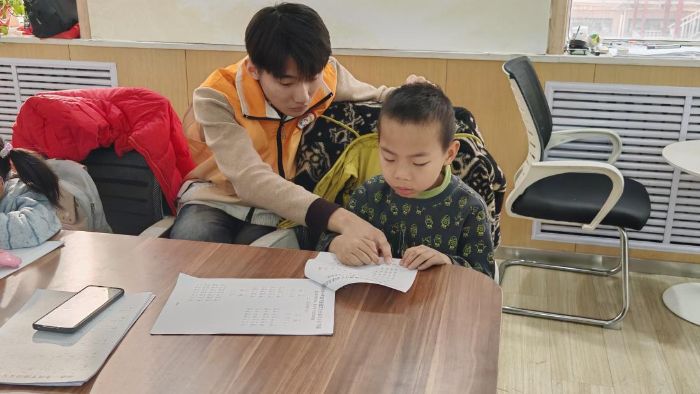 賦能青少年成長·山東大學(xué)學(xué)生唐仲英愛心社赴歷下區(qū)社會工作服務(wù)站輔課紀實