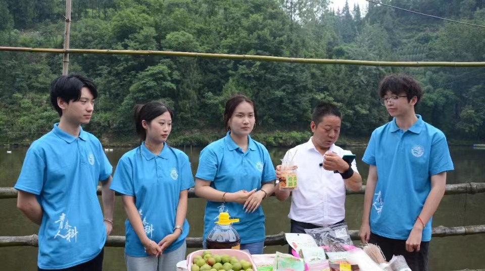 鄉(xiāng)村振興直播行，身行力踐助農(nóng)民