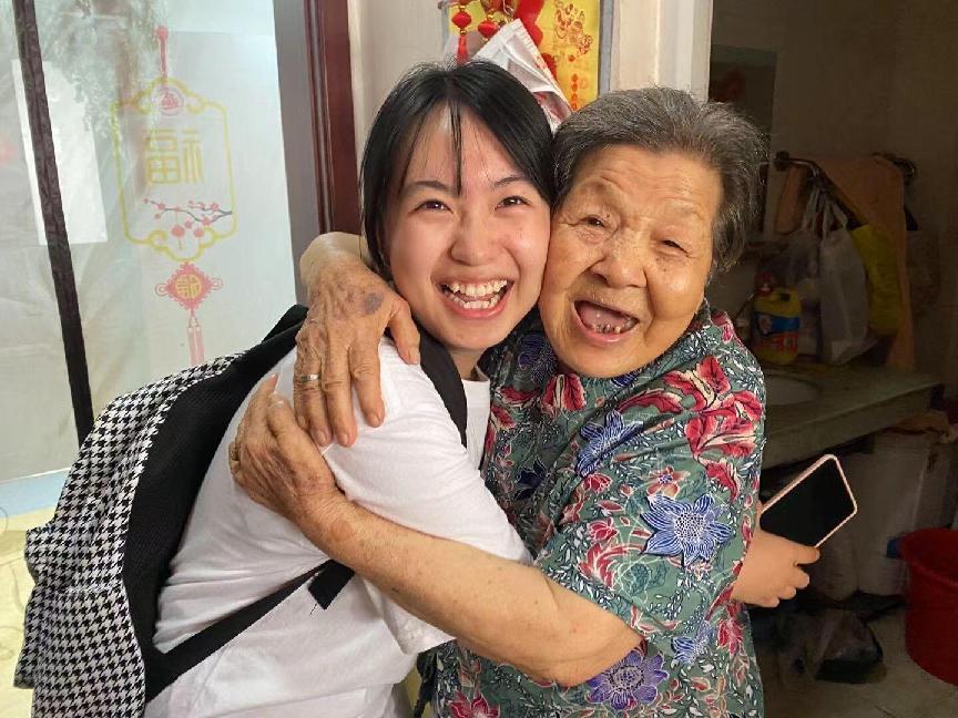 普韻悠長(zhǎng)潤(rùn)老少，童聲叟語(yǔ)共言歡