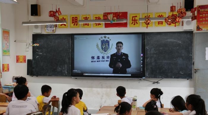 “籽籽同行”突擊隊(duì)以安全支教筑牢青少年成長(zhǎng)防線