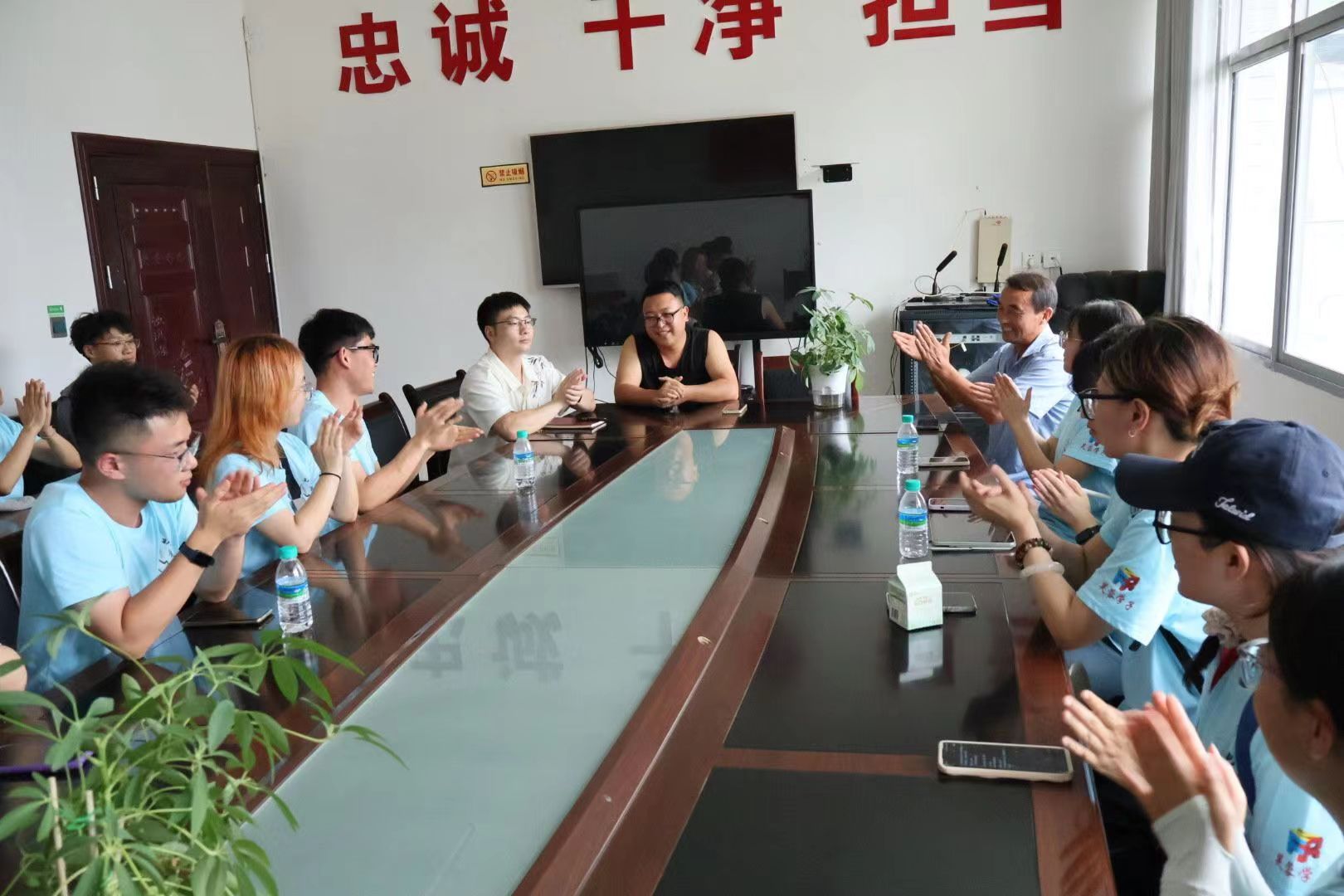 湖南大學(xué)電遇湘“溪”社會(huì)實(shí)踐團(tuán)走進(jìn)湘西龍山縣，“電”亮鄉(xiāng)村振興之路