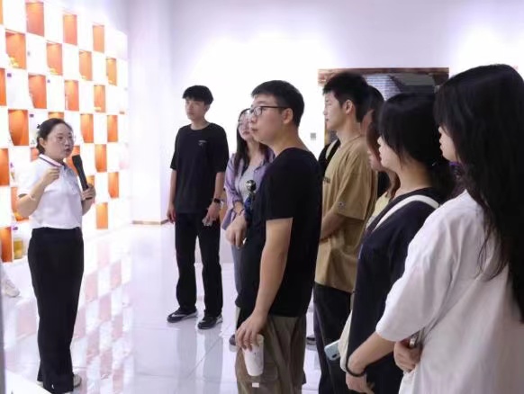 武漢東湖學(xué)院來秭調(diào)研屈原文化與柑橘文化宣傳交流