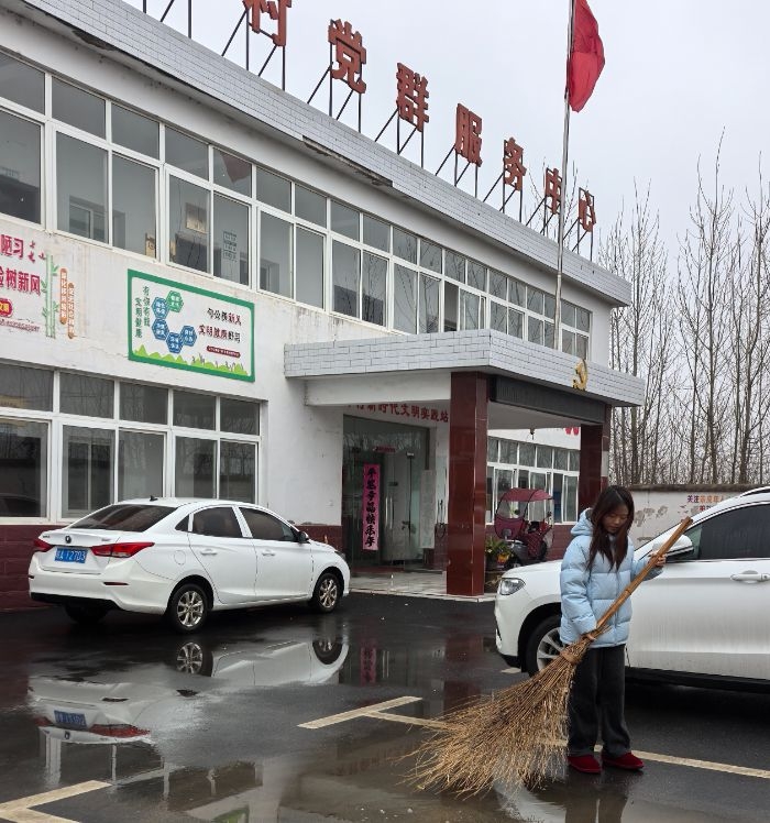 淮北師范大學(xué)學(xué)子返家鄉(xiāng)開展環(huán)境整治行動(dòng)  青春力量助力社區(qū)煥新顏