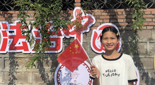 童夢(mèng)深融黨志，稚手編織未來(lái)