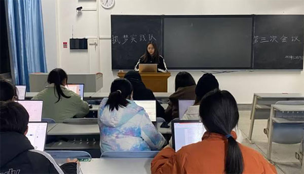 湖北師范大學(xué)文學(xué)院2024寒調(diào)執(zhí)夢(mèng)實(shí)踐隊(duì)第三次會(huì)議順利召開(kāi)