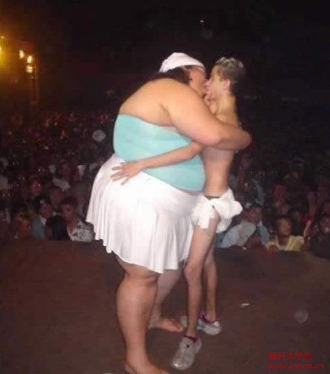 美國大學(xué)生接吻，這未免也太重口味了吧