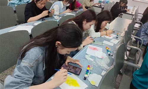 一枚書簽，方寸之間——馨藝手工協(xié)會葉脈書簽彩繪活動