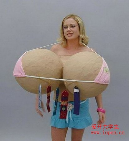 美國一位女學(xué)生示范了什么才叫做“豪乳”