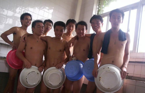 大學(xué)生在澡堂里的奇葩合照
