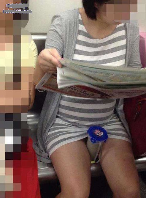 坐地鐵時(shí)，看見一妹子節(jié)操碎了一地