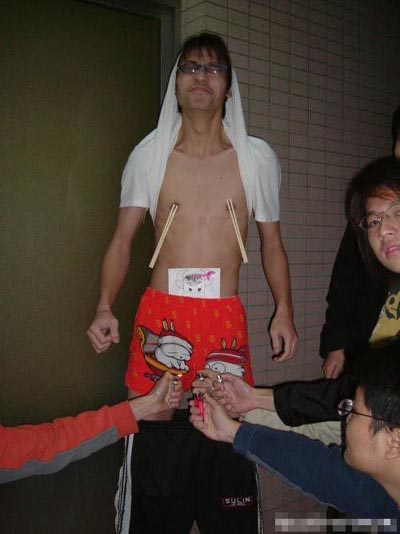 大學(xué)生們的娛樂(lè)方式總是那么的雷人