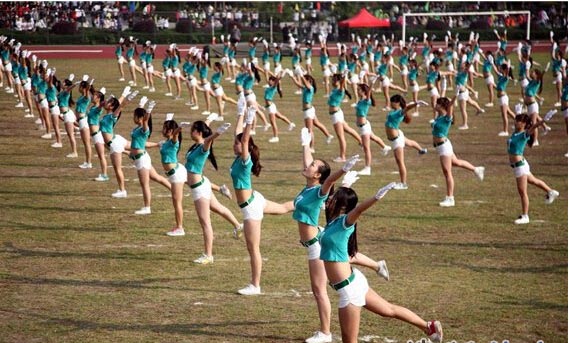 大學(xué)生穿露臍裝做操