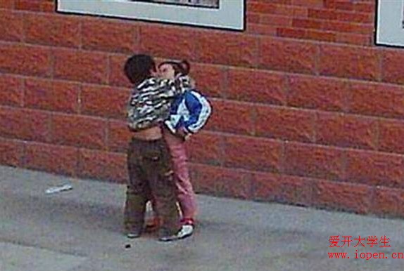 看圖中小學(xué)生此舉，看來我們90后落伍了