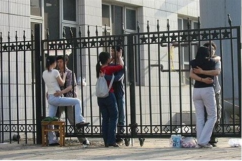 奇葩的大學(xué)生情侶親密方式