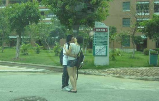 情侶之間接吻表達(dá)著什么樣的愛意呢