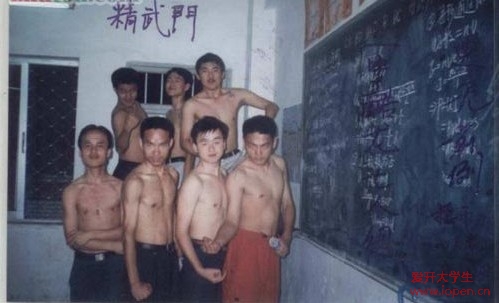 校園里學(xué)生們成立的精武門，真是笑死人了