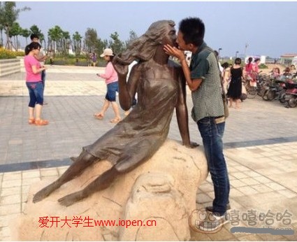 大學(xué)男屌絲這一吻，真是讓人汗顏呀