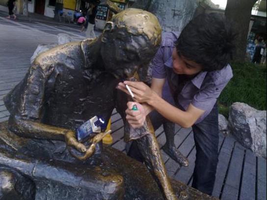 大學(xué)生惡搞之給銅人敬煙
