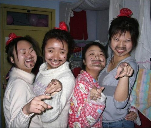 大學(xué)校園里女生宿舍的瘋狂舉止