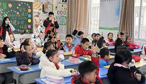 以雷鋒之行共筑精彩，以摯誠之心傾聽未來