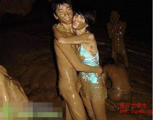 大學(xué)情侶如此恩愛，真是讓人敬佩呀