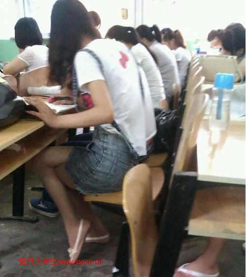 前排的學(xué)妹，你背帶褲褲子松掉了