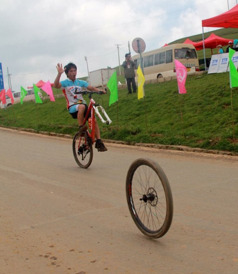 大學(xué)生自行車比賽，出現(xiàn)這奇葩情況