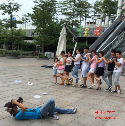 校園里的敬業(yè)拍攝，你是否被雷到呢？