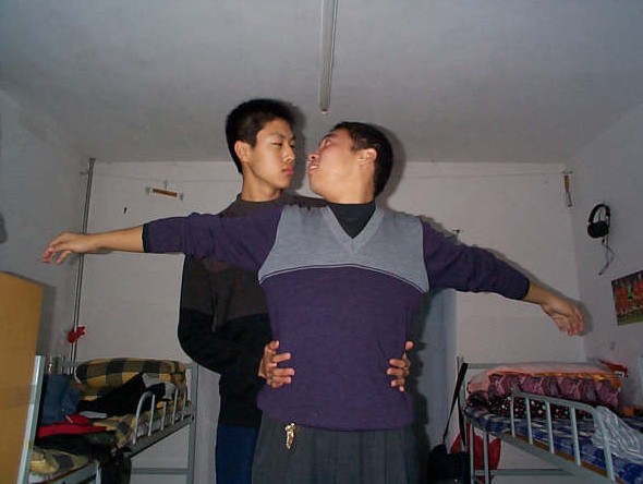 大學(xué)生在寢室內(nèi)，用屌絲的方式表達(dá)著曖昧