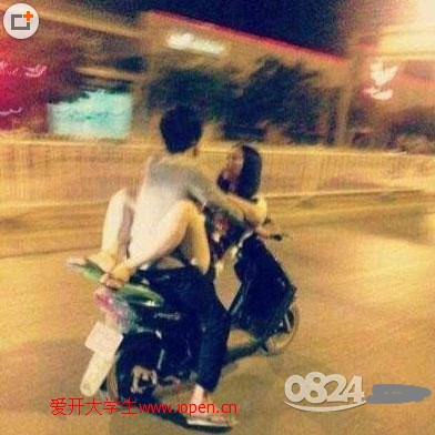 90后學(xué)生情侶如此搞曖昧