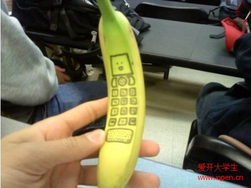 學(xué)生上課時(shí)畫的一部手機(jī)，很逼真喲