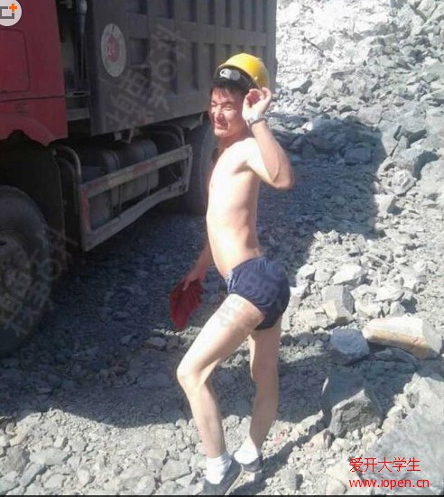 大學(xué)里的男屌絲用他的身體示范了什么叫做性感！