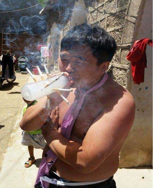 如此吸煙你見過嗎？沒辦法呀實(shí)在是煙癮大！
