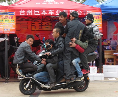 原來(lái)電動(dòng)車可以這樣騎，漲姿勢(shì)了