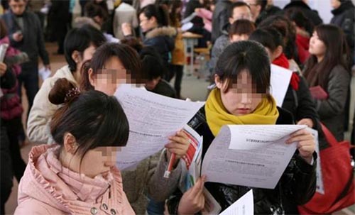 湖北一211女大學(xué)生，畢業(yè)2年卻無法就業(yè)