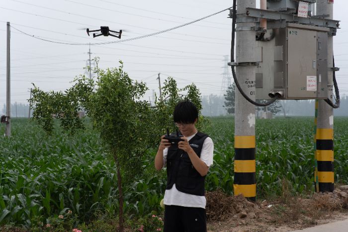 科技紙鳶實(shí)踐團(tuán)在聊城市莘縣盛屯村進(jìn)行電網(wǎng)隱患檢測(cè)