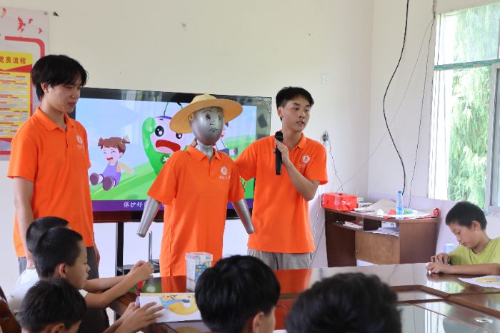 守護成長底色，共筑安全防線 ——白溪關(guān)村“籬笆上的牽?；ā被顒优拈_展