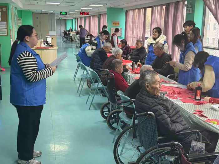 情系臘八護耆老，青春踐悟醫(yī)者心