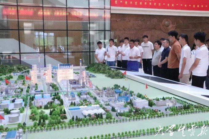 西安科技大學(xué)“挺膺擔(dān)當(dāng)、能源報(bào)國(guó)”晉陜蒙能源基地實(shí)踐團(tuán)前往神華鄂爾多斯制油分公司參觀學(xué)習(xí)