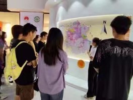 東湖學子走進屈姑國際農(nóng)業(yè)集團