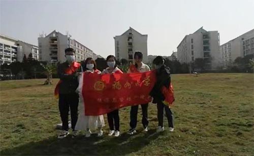 合力打掃綠草地，校園美化我先行