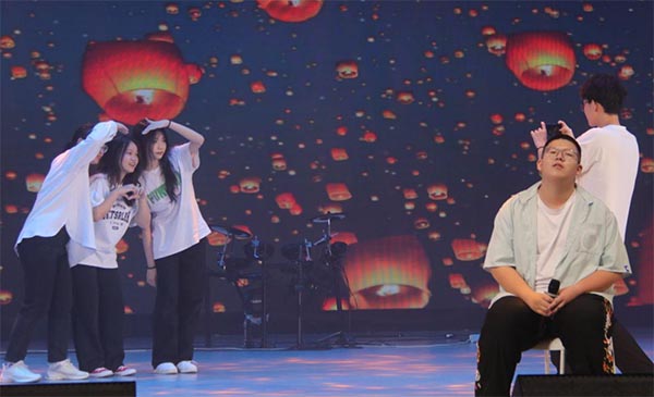 花朝如約，湖科大商學(xué)院畢業(yè)生黎錦暉音樂(lè)廳的“探”殿之旅