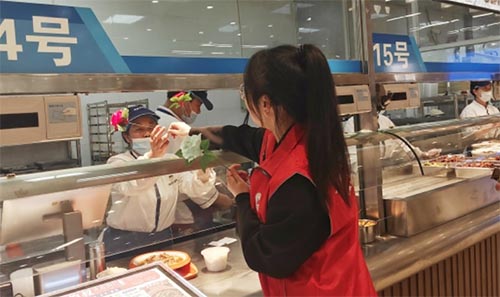 巢湖學院工商管理學院與草蜢協(xié)會開展“手作傳情，小愛暖